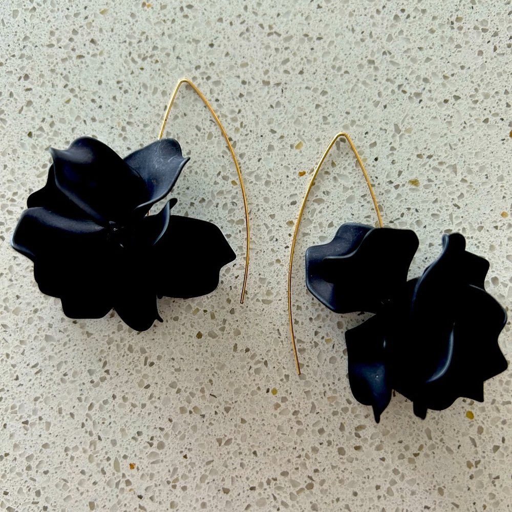 Flower shaped black dangle earrings.